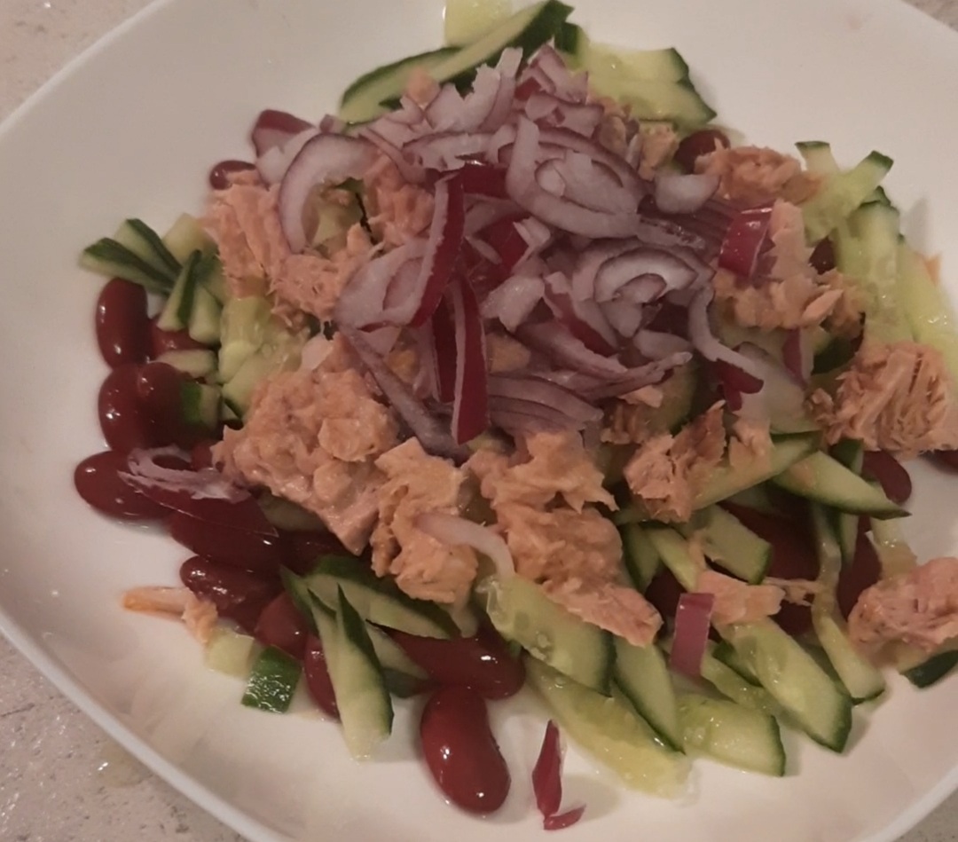 Простой салат с тунцом и консервированной фасолью.mp4