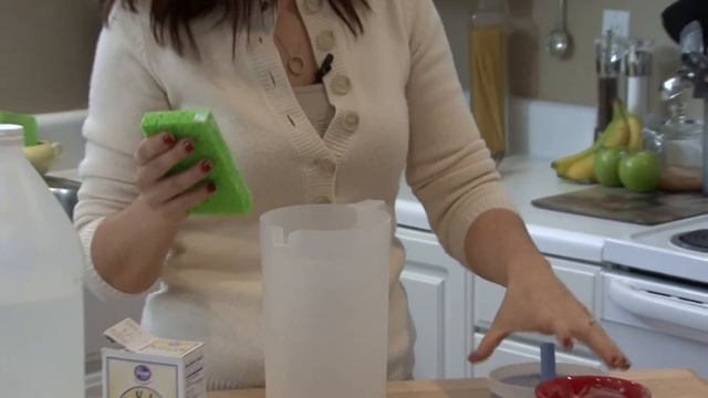 Housekeeping Instructions : How to Remove Odors From Plastic Containers & Lids смотреть онлайн
