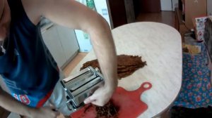 Табак.Нарезка листьев лапшерезкой.mp4