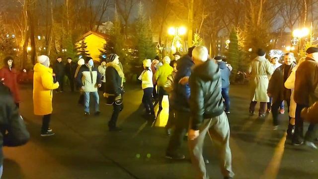 Весёлый дедушка Танцы в парке Горького Харьков Ноябрь 2021 смотреть онлайн