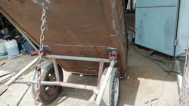 Самосвальная телега для навоза из ржавых бочек времен СССР. смотреть онлайн