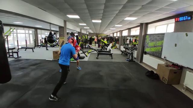 Спарринг с тренером . Тренер красный шлем , работа только передней рукой ? #бокс #спарринги # смотреть онлайн