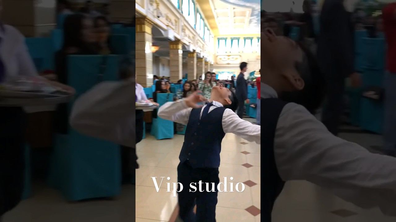 Маленький мальчик взорвал Инстаграм своим танцем берите пример господа #shorts смотреть онлайн