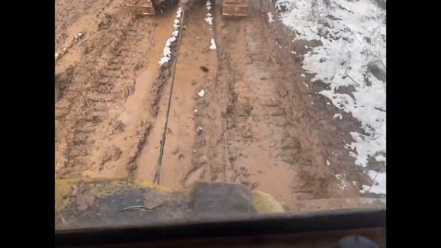 Бульдозер т 170 двигатель вот вот стукнет,тащат на трал,7 км по просеке-болотам смотреть онлайн