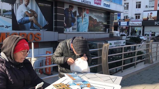 Dealer Giving Big Bonus on Scratch Card смотреть онлайн