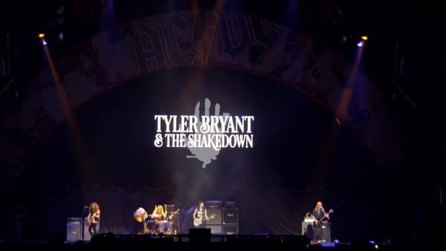 AC/DC - Rock Or Bust Tour - Tyler Bryant And The Shakedown смотреть онлайн