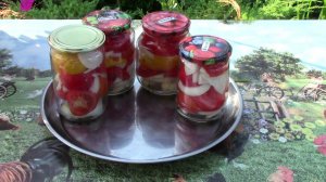 Помидоры дольками с луком и маслом
