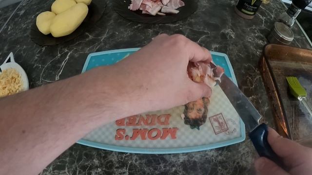 Картофель запеченный с сыром и беконом в духовке смотреть онлайн