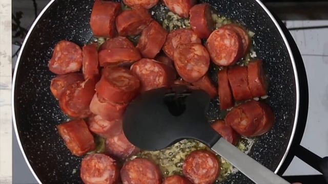 Chorizo Al Vino Con Ajo Y Tomillo