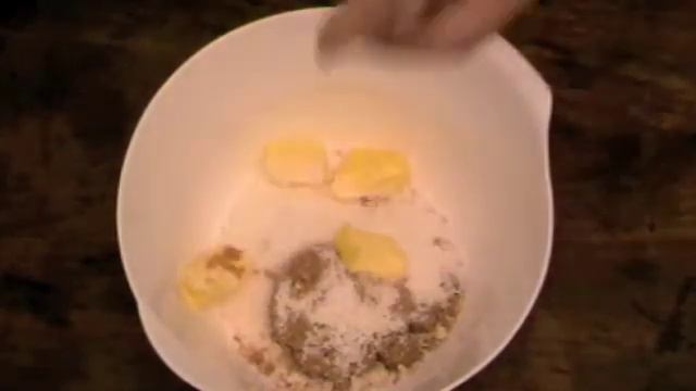 HOW TO MAKE THE EASIEST EVER APPLE CRUMBLE смотреть онлайн