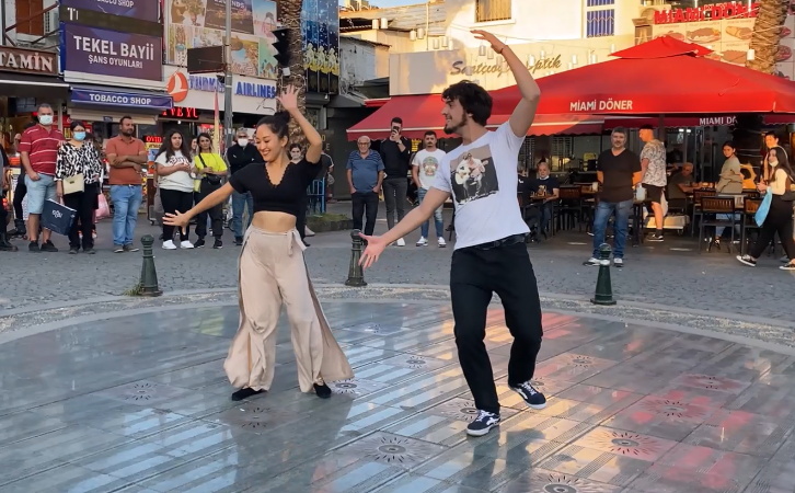 Анталья Мадина 2023 Лезгинка Девушки Танцуют Классно С Парнем В Центре Города ALISHKA Lezginka Dance смотреть онлайн