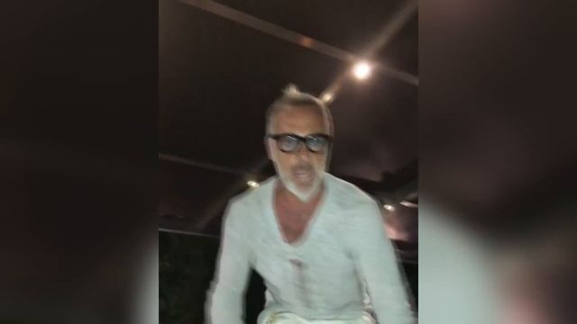 Итальянец 50-летний миллионер Джанлуки Вакки - танцы на столе смотреть онлайн