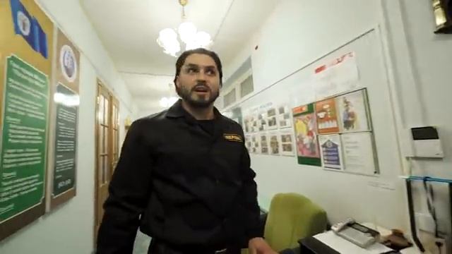 ЭКСТРЕМАЛЬНЫЕ ПРЯТКИ ОТ ОХРАНЫ В ШКОЛЕ смотреть онлайн