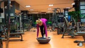 Как приседать на bosu ( полусфера).