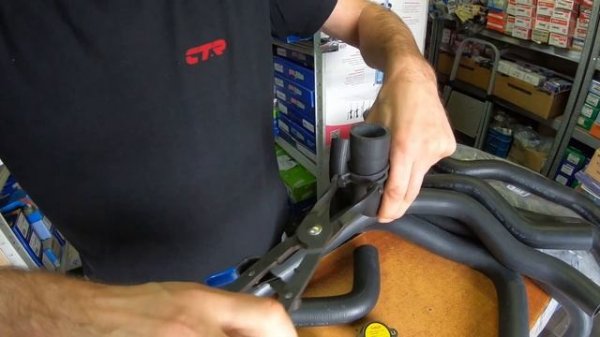 НЕ УСТАНАВЛИВАЙ эти хомуты !!! ЧЕРВЯЧНЫЙ хомут ПРОТИВ ПРУЖИННОГО САМОЗАТЯЖНОГО хомута