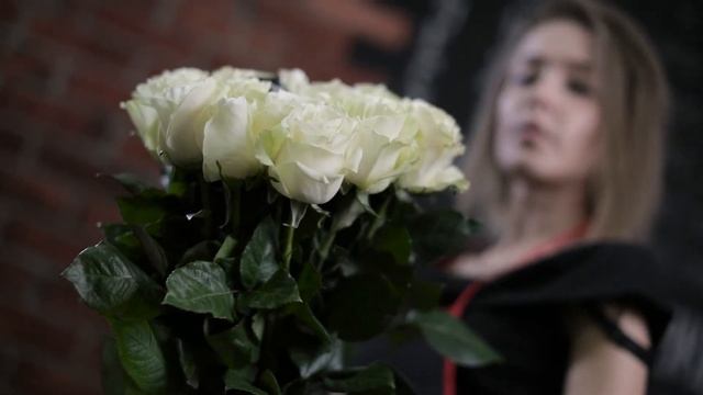 19 белых роз с зеленоватым оттенком сорта Mondial (Эквадор) смотреть онлайн