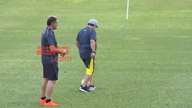 Главный тренер мексиканского клуба Дорадос Марадона общается с фанатами команды смотреть онлайн