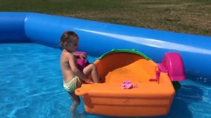 Чуть не утонули. Аквапарк. Купаемся в бассейне. Катаемся на лодочках.