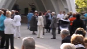 Дед танцует на дискотеке.