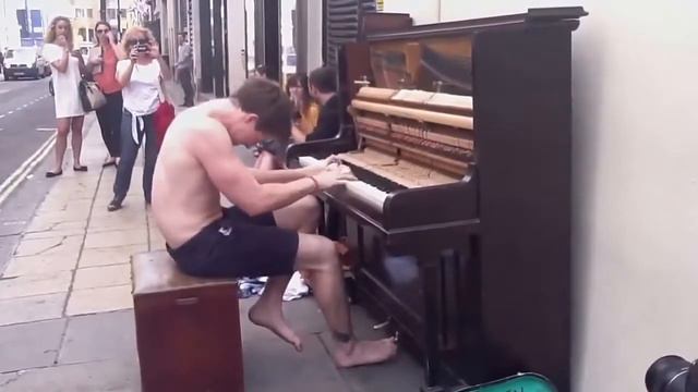 Бездомный шикарно сыграл на пианино и шокировал всех окружающих смотреть онлайн