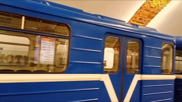 Номерной 81-717.5М (МВМ) на станции Институт Культуры следует в неправильном направление в депо смотреть онлайн