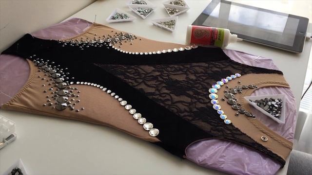 Расклеиваем купальник для художественной гимнастики вместе | Процесс работы со стразами в деталях смотреть онлайн