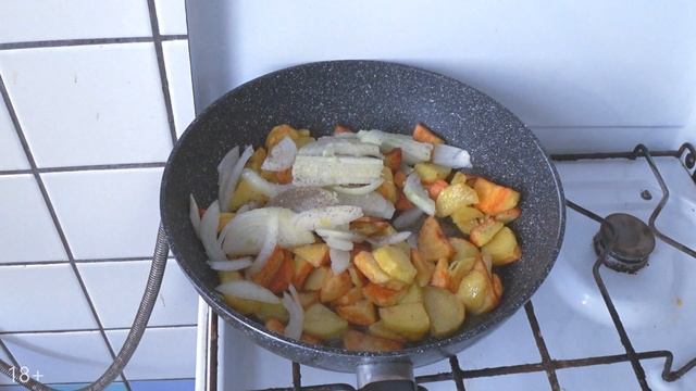 Теперь жареную картошку готовлю только так - жареная картошка с томатной пастой (Субтитры) смотреть онлайн