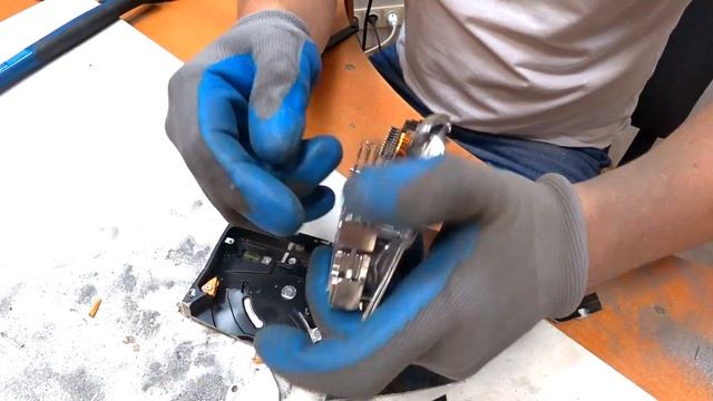 ЧТО ВНУТРИ ЖЕСТКОГО ДИСКА? ПИЛИМ, РЕЖЕМ, РАЗБИВАЕМ. смотреть онлайн