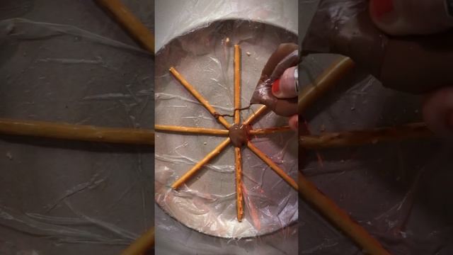 Готовим ПАУТИНКУ вместе с Мортишей Аддамс ???? #halloween #рецепты #addamsfamily #morticiaaddams смотреть онлайн