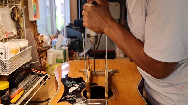 Drilling bridge pin holes on Gibson Dove смотреть онлайн