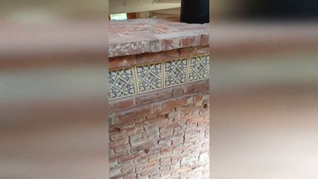Каминная топка в кирпичной облицовке. С изразцами. смотреть онлайн