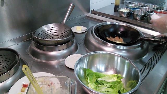 САЛАТ ЦЕЗАРЬ КАК ЕГО ДЕЛАЮТ В РЕСТОРАНЕ смотреть онлайн