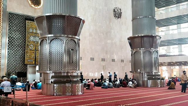 أكبر مسجد في جنوب شرق أسيا في اندونيسيا - IN INDONESIA "THE BIGGEST MASJID IN SOUTHEAST ASIA" смотреть онлайн