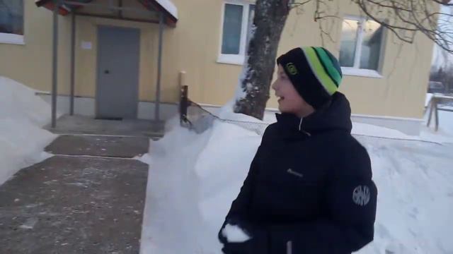 Кидаем снежок в окно смотреть онлайн