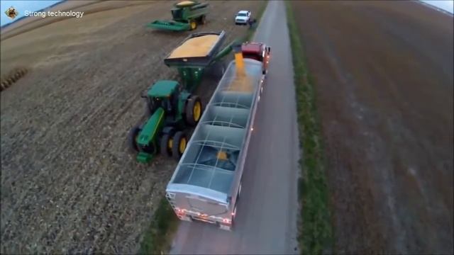 Комбайн John Deere убирает урожай - John Deere harvester to harvest смотреть онлайн