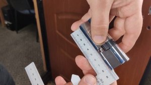 Как заменить цилиндр (личинку) в замке китайской двери ?