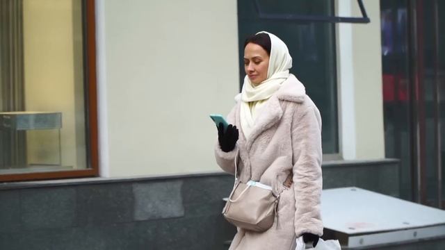 КАК ОДЕВАЮТСЯ В МОСКВЕ ВЕСНОЙ. смотреть онлайн