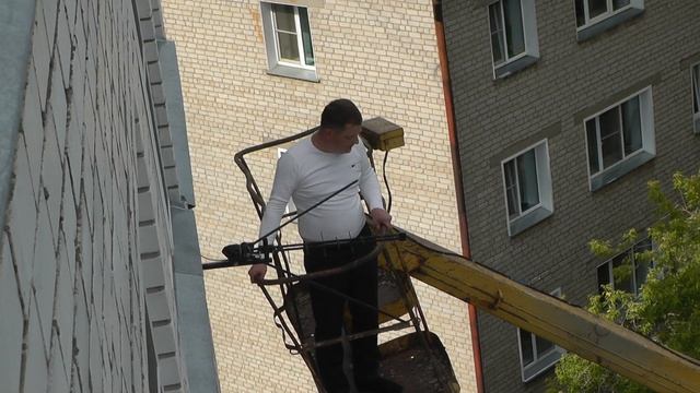 РОМАНТИК С БОЛЬШОЙ ДОРОГИ: В Кирове молодой человек подарил цветы девушке необычным способом смотреть онлайн