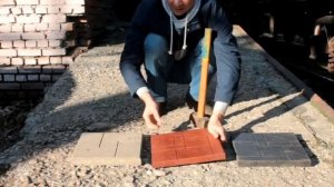 Краш-тест тротуарной плитки: бетонная против полимерпесчаной.