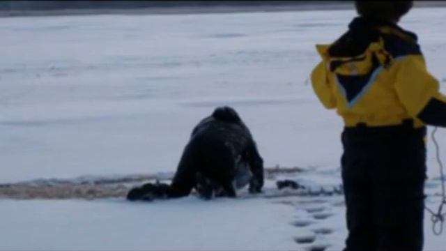 Рыбалка на жерлицы зимой. ПЕРВЫЙ ЛЕД 2012 смотреть онлайн