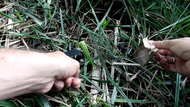 ЛОВУШКА НА КАРПА С ПОДСЕКАТЕЛЕМ СВОИМИ РУКАМИ. Уловистая снасть на карпа смотреть онлайн