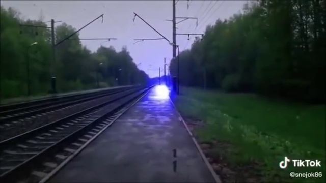 Look at this glowing orb crossing railway tracks… What the heck is that? смотреть онлайн