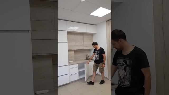 Кухня в офис с фасадами из МДФ плиты Egger «Высокий глянец» и ДСП «Дуб Галифакс белый» смотреть онлайн