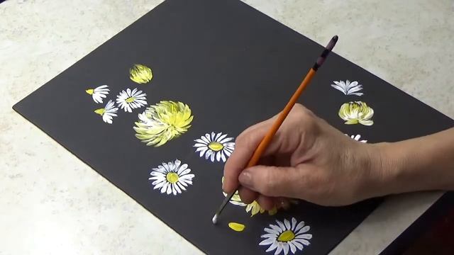 Хризантема и ромашки в декоративнои композиции