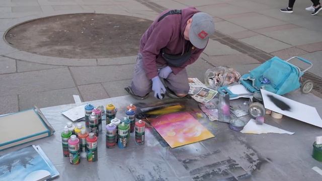 street artist paints a picture\уличный художник рисует картину смотреть онлайн