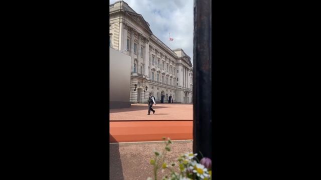 Laying Flowers At Buckingham Palace The Day After The Queen Died смотреть онлайн
