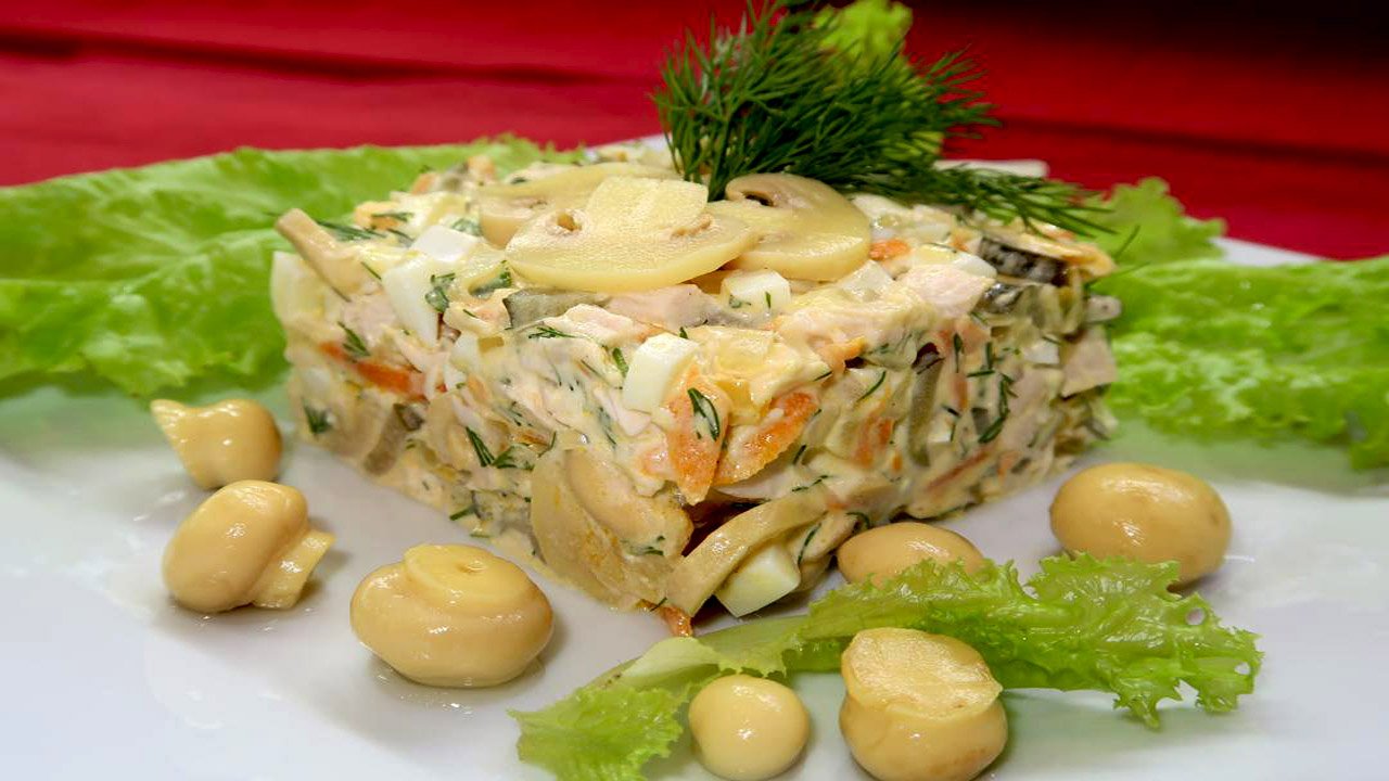 Салат куриный с маринованными грибами и огурцами смотреть онлайн