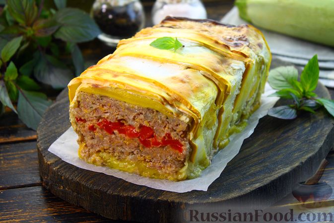 Сочная и нарядная запеканка.
МЯСНОЙ ТЕРРИН С КАБАЧКАМИ