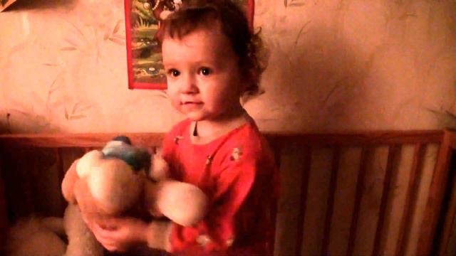 Девочка 1,9 поёт колыбельную на латышском. (singing baby) смотреть онлайн