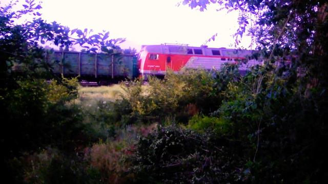 2ТЭ25Км -- 0353 с грузовым поездом в ожидании отправления. смотреть онлайн